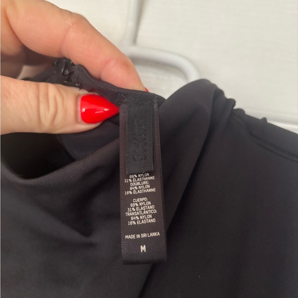 Skims all in one mock neck onesie size medium - Picture 5 of 7